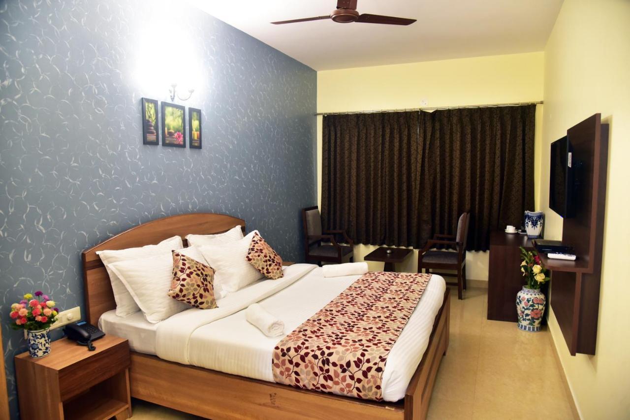 Candolim Grande Resort Bagian luar foto
