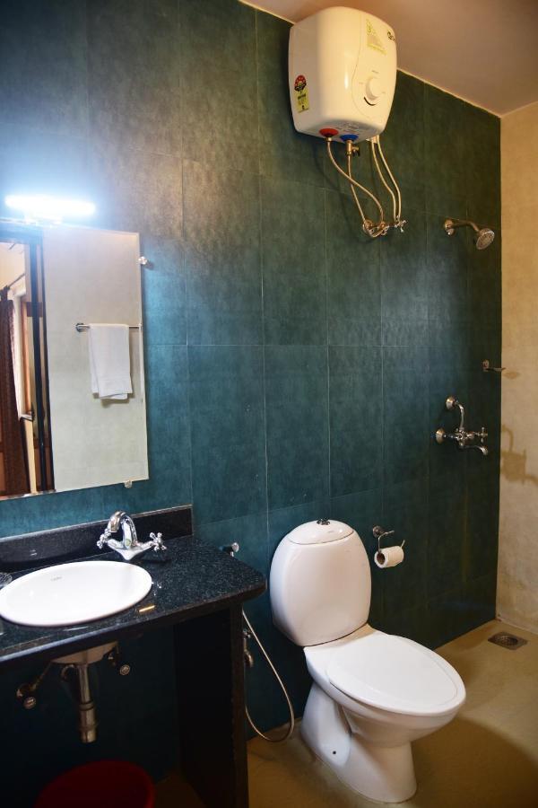 Candolim Grande Resort Bagian luar foto