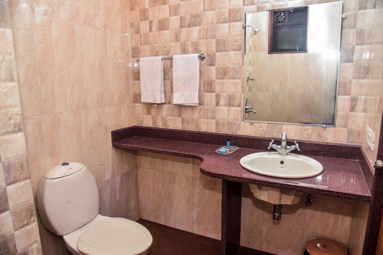 Candolim Grande Resort Bagian luar foto
