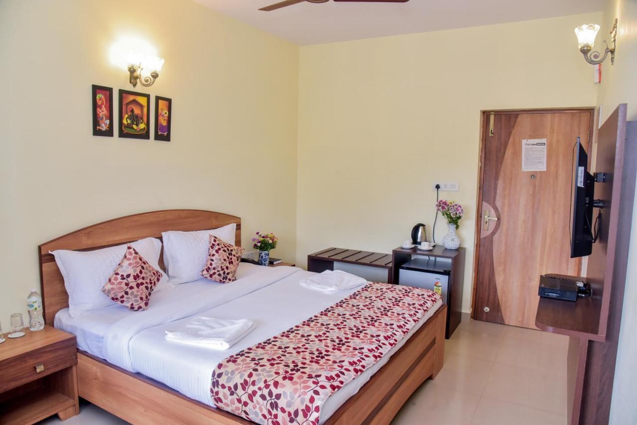Candolim Grande Resort Bagian luar foto